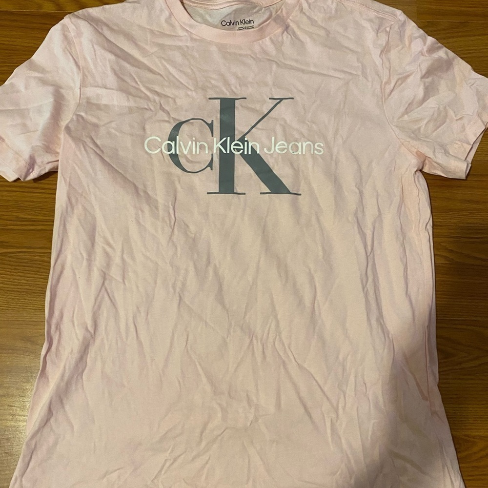 Calvin Klein Tee size Medium (FU)